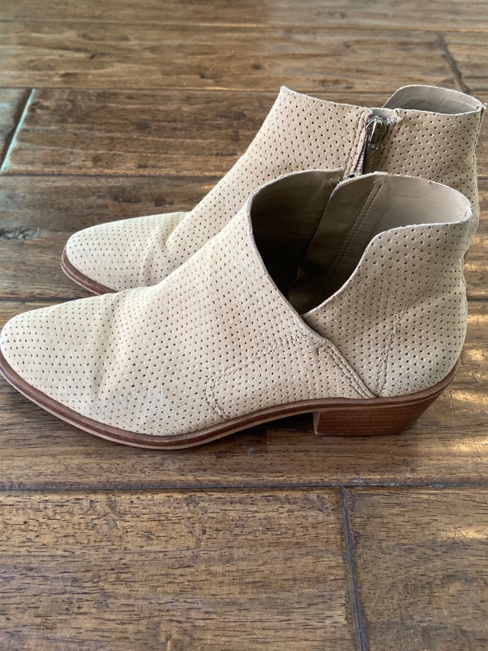 Vince Camuto Arendara Bootie Womens 7.5 Beige Ankle Suede Low Heel Perforated